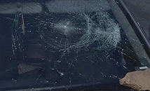 Мъж разби предното стъкло на кола заради шум в София