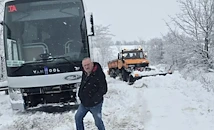 Сняг блокира автобус с 25 пътници край Вардим