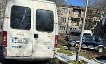 Изоставен бус разгневи русенци заради липса на паркоместа