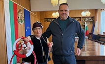 Потребители на център за хора с увреждания дариха мартеници в Ценово