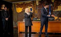 Лили Иванова получи почетния знак „Златна лаврова клонка“