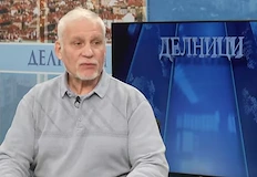 Професорът използва присъствието на съюзническата техника за да насажда страх