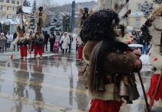 Стотици гости се бориха с леда по пътищата за да