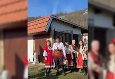 Ритуалното зарязване на лозята събра десетки жители и гости в