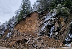 Земната маса влезе в двора на семейство няма пострадалиЧастично бедствено