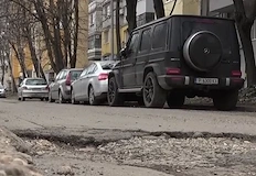 Аварийни екипи започнаха спешно запълване на отворилите се след снеговалежа