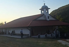 Крадците задигнали монети от храмове в село ДобротиноПолицейски служители от