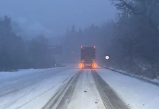 Машини чистят настилката вятърът създава опасност от навяванияИнтензивен снеговалеж обхвана