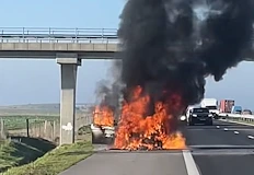 Инцидентът блокира движението край Нова Загора тази сутринЛек автомобил се