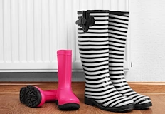 Агресивната топлина разрушава структурата на кожата и разлепя подметкитеСушенето на