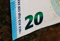 Касиер откри неистинска банкнота от 20 евро в дневния оборотСлужители