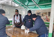 Част от участниците в празника Греяна ракия и зелева чорба