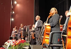 Диригентът се завръща в служебния кабинет на Андрей Гюров на