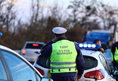 Полицията изгради КПП та часове след като неизвестни запалиха колата
