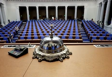 Новата система прехвърля инвестиционния риск върху гражданите при неясни гаранцииПенсионната