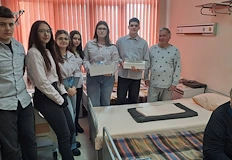 Младежи раздадоха домашно приготвени бисквити за Световния ден за борба