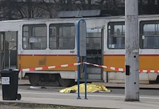 Мъжът изгуби съзнание докато мотрисата престояваше на спирка на булевард