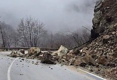 Огромни скални късове прекъснаха връзката с градаЗемна и скална маса