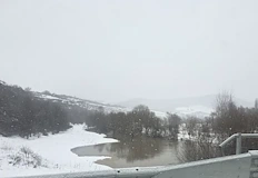 Водата прелива през дигата на водоем в РазградскоВодите на река