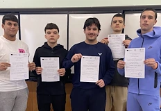 Иван Попов демонстрира диагностична апаратура пред бъдещи колегиГрупа от десет