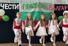 Заместник кметът Енчо Енчев поздрави децата и учителите за празникаВ салона