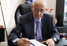 Министърът в оставка предлага високотехнологично бъдеще на фона на липсващи