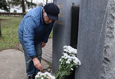 Граждани и политици положиха цветя пред мемориала на площада Оборище