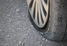 Полицията разследва умишлено увреждане на автомобил след сигнал от потърпевш