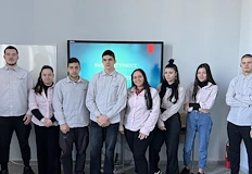 Гимназисти обучават съучениците си за рисковете в интернет по национална