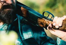 Обвиняемият се придвижвал със заредена пушка закачила се за колана