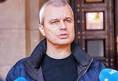 Лидерът на Възраждане организира показна акция пред институциятаЛидерът на формацията