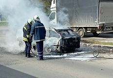 Техническа неизправност предизвика пожар в двигателния отсек на превозното средствоЛек