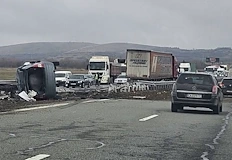 Влекач скъса мантинела и премаза кола на 38 ия километър