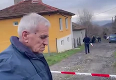 Спецполицаи и ключар атакуват имота едва днес въпреки данните за