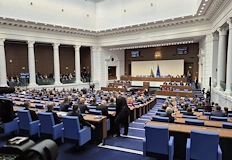 Мултифондовете минаха на първо четене при празна зала и съкратени