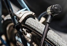 Крадецът е срязал металните проволки на заключващото устройствоСлужители на Първо