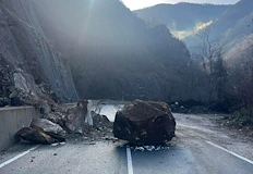 Екипи на пощите доставят пенсии с трактор в блокираното село