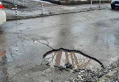 Водата прикрива реалната дълбочина на компрометирания асфалт до блок Комсомолец Поредни