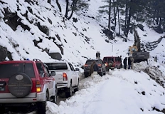 Затвориха прохода Превала за камиониИнтензивен снеговалеж предизвика сериозни затруднения в