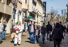 Вместо да се крият в заведенията русенци избраха дългите разходкиНеобичайно