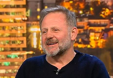 Актьорът живее в Берлин но следи процесите у нас Аз