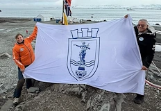 Гергана Георгиева развя знамето на Русе сред ледовете на АнтарктидаЗнамето