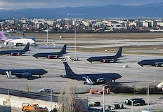 Официалните институции говорят за учение докато експерти прогнозират ескалация към