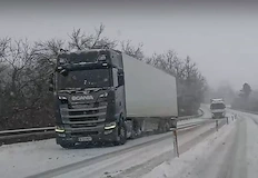 Транспортният хаос остави шофьорите да мръзнат с часове край Дунав