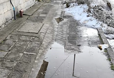 Русенци показаха мизерията и разрушените тротоари на улица Иван Вазов Централната