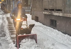 Зимната обстановка ограничи движението на градския транспорт въпреки отчетите за