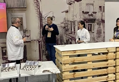 Шеф Ради Стамболов и проф Николай Ненов Торта Гараш е