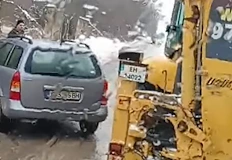 Багер проправя път на аварийна техника през леденото поле към