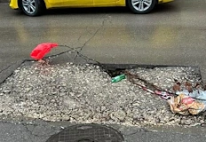 Граждани маркираха опасна дупка до университета с подръчни материали и