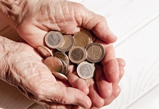 Икономистът предупреди за хазарт с пенсиите и отрицателна доходност от